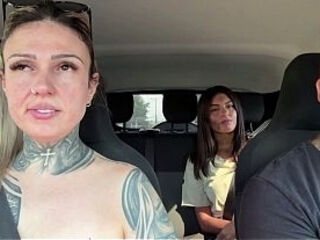 Encontramos uma Medinga moradoraora De rua levamos pro carro pra foder ela e gizzard gostoso demos algumas moedas