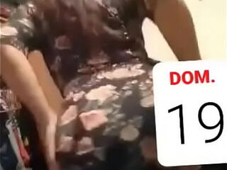 Moviendo las nalgas en vestido