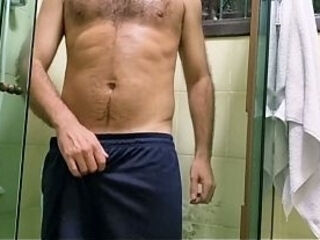 Peludo suado depois de um treino se preparando para o banho