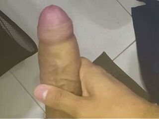 Punheta gostosa no banheiro