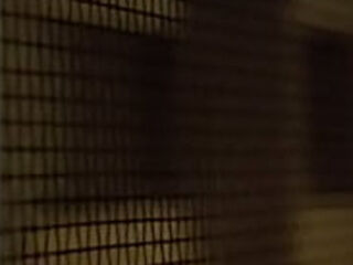 Vecina grita tanto que lo escucho