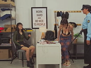 Atrapan a 2 chicas robando en una tienda y las ponen a mamar para safarse