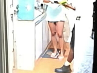 Dando pro entregador de &aacute_gua: Me exibi pro entregador novinho e pirocudo que meteu gostoso no p&ecirc_lo e me deu leitinho na boca!