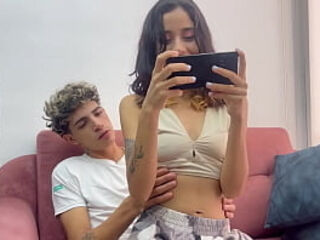 Ense&ntilde_o a mi peque&ntilde_ita hermanastra a jugar en el celular mientras le hago sentir mi enorme polla