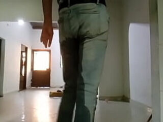 Pantalones orinados con pa&ntilde_al de tela antes de ba&ntilde_arme acompa&ntilde_ado de dos &oacute_rgasmos deliciosos