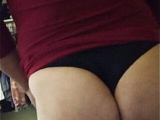 Usando ropa de mujer