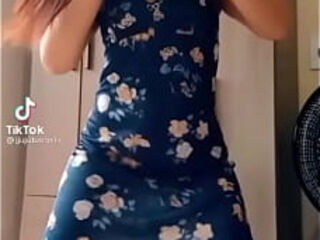 Novinha do Tk deixando escapar sua bucetinha