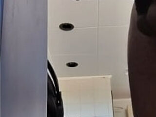 Quase levei um flagra exibindo meu pau no banheiro do trabalho