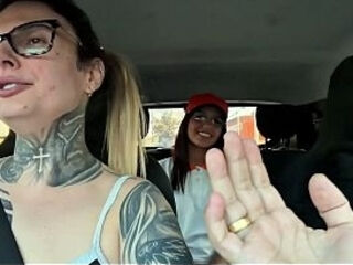 Frentista fui abastecer e chamei ela pra ser atriz porn&ocirc_ ela aceitou quis foder dentro do nosso carro chupamos ela toda at&eacute_ ficar