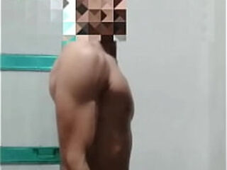 Haciendo ejercicio desnudo