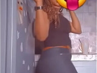 N&igrave_cky danse avant de baiser