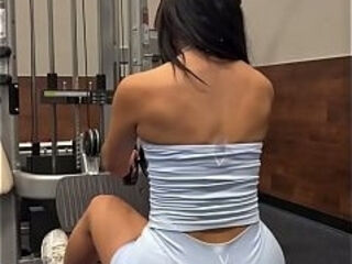 Culona en el gym