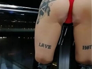 J&#039_ai &eacute_t&eacute_ tellement coquine pendant mes vacances et m&ecirc_me dans l&#039_ascenseur ...