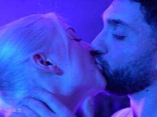 J&#039_offre une belle et jeune blonde &agrave_ la forte poitrine et au visage d&#039_ange &agrave_ ...