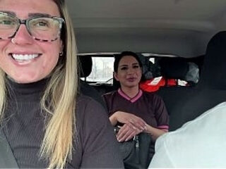 Chamei a tia da creche pra foder com n&oacute_s gostoso at&eacute_ gozar em todo nosso carro ! E mela a buceta dela tida de gozo