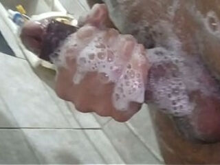 Gostoso no banho de pau bem duro todo gozado em c&acirc_mera lenta ele se masturba muito safado sexy pau grande obruxocamillery