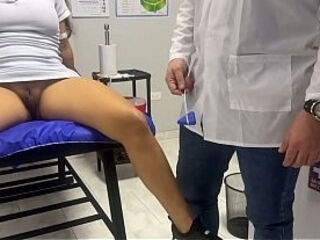 Medico se aprovecha de la excitaci&oacute_n y la ingenuidad de la paciente para follarla