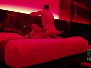 Jovencita Operada Nerviosa En Lencer&iacute_a Negra De Red