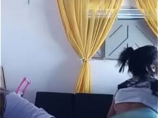 Irm&atilde_s ninfetas dan&ccedil_ando funk de shortinho socado