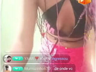 Novinha Neguinha do bund&atilde_o fazendo carinha de safadona dan&ccedil_ando na live