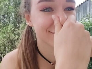 girl peeing twice for free