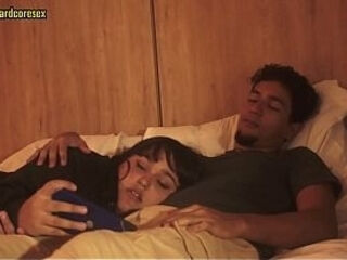 Mi hermanastra se acuesta en mi regazo mientras vemos netflix pero no pude evitar calentarme y meter mi pene en su boca