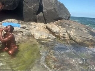 Fui a praia, e me deparei com esse preto gostoso e a&iacute_ n&atilde_o teve jeito fui l&aacute_ e enchi seu rab&atilde_o de porra