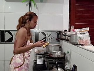 Despu&eacute_s de cocinar con su m&uacute_sica, se puso cachonda, pero solo le atore la boca y la deje llena de semen la varita por perra