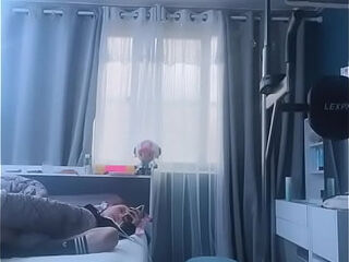 Coreana magrinha de shortinho deixa a calcinha aparecer em alguns momentos da live do bigo