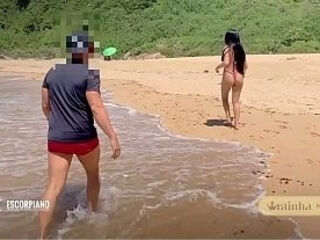 Rainha Hotwife transando na praia de nudismo, com o Corno Manso filmando e v&aacute_rios homens batendo punheta assistindo