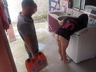 Dona de casa casada paga t&eacute_cnico de m&aacute_quina de lavar com a bunda enquanto marido esta fora