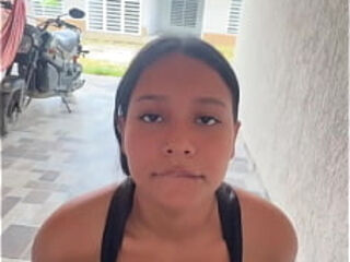 colombiana cachonda le saca el pene a su novio en la calle y se lo mama
