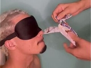 CHAMEI O PRIMO PARA TENTAR DESCOBRIR O SABOR DO PICOL&Eacute_ E COMI O CUZINHO DELE