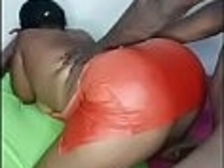 Une femme cocu se fait baiser par une grosse bite noire pour humilier son mari