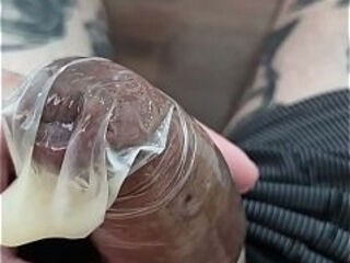 EU BATI PUNHETA ESCONDIDO E ENCHI UMA CAMISINHA DE SEMEN