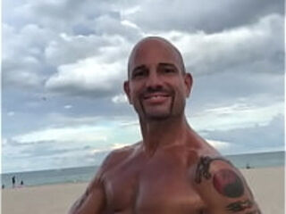 BEACH BODY PORNSTAR MAXX LOADZ FLEXING AT THE BEACH