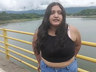 Chica abandonada por su novio es auxiliada y follada por un fan