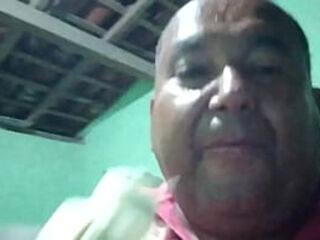 ednaldo pereira enfia banana na boca e fica com tesao ao vivo