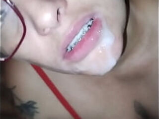 Depois da ruiva chupar muita pica no swing ela leva gozada do marido