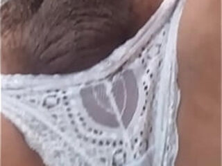 Paja en tanga blanca