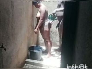 Quand ta belle m&egrave_re d'_invite dans la douche pour baiser en secret