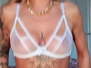 C&#039_est qui qu&#039_y &agrave_ encore squirt&eacute_ partout hier pendant mon LIVESi tu &agrave_ ...