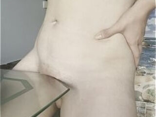 no tenia con que masturbarme asi que me frotare la vagina con la mesa