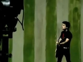Green Day - American Idiot (Official)