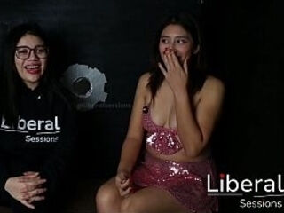 SE FOLLAN A UNA FLAQUITA PUTA EN GLORY HOLE