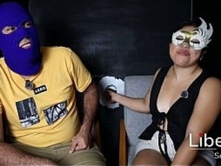 SE LA COGEN EN GLORY HOLE Y LE QUIEREN DAR POR EL CULO