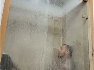 Ba&ntilde_o caliente con mi hermanastra