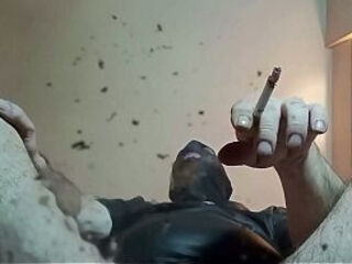 POV - Te vac&iacute_o un cond&oacute_n en la cara, te ignoro y te escupo mientras fumo. Muy humillante.