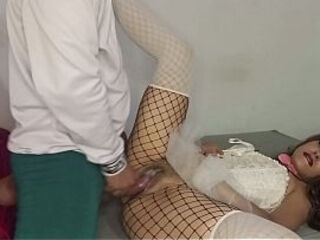 sexy chica disfrasada  de coneja le dan tan fuerte