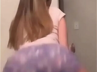 Jovencita culona nos baila